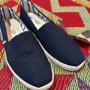 Tom’s women’s Heritage shoes navy size 9

Brand new in box with tags.